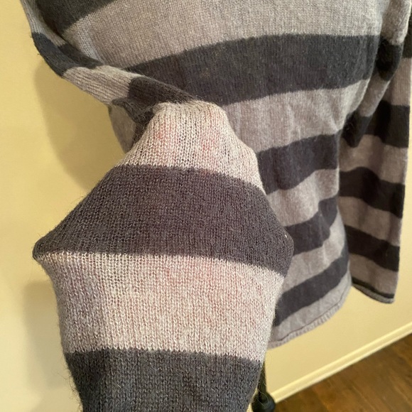 Woman’s size 10/12 Light weight sweater - Picture 3 of 5